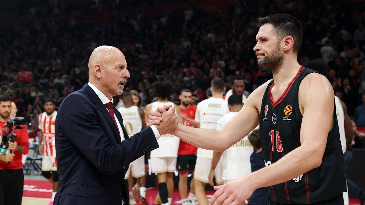 Ο Μπόγκνταν Μπογκντάνοβιτς και ο Ζέλικο Ομπράντοβιτς σε χειραψία μετά τον αγώνα.