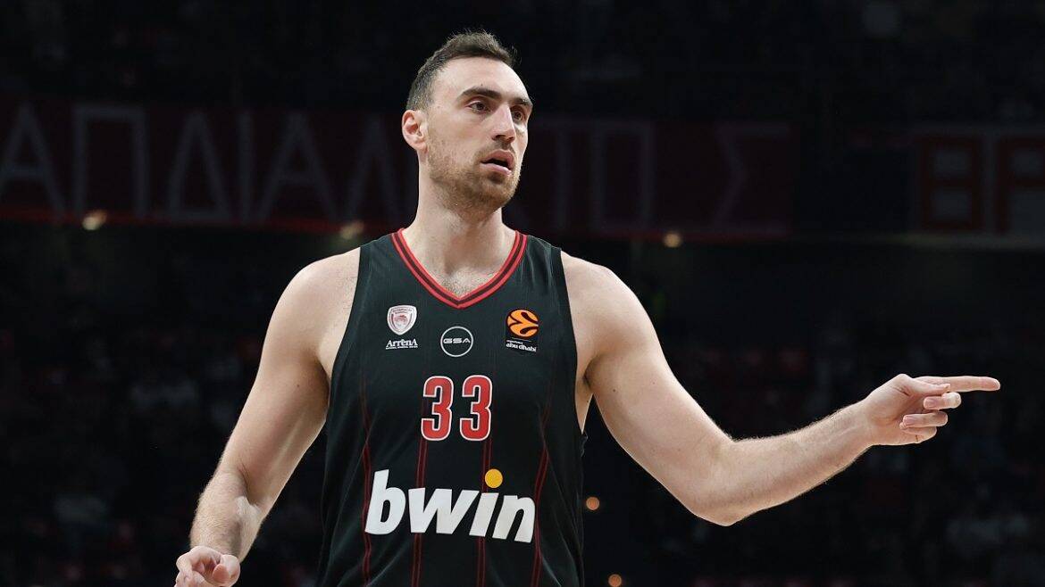 Ο Μιλουτίνοφ σε παιχνίδι μπάσκετ, έτοιμος για δράση.