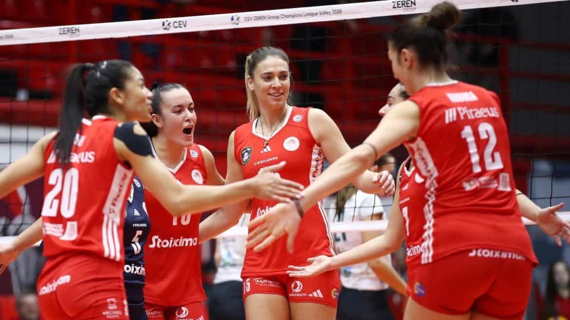 Ανδρική ομάδα βόλεϊ του Ολυμπιακού σε στιγμιότυπο νίκης εναντίον Μίλωνα.