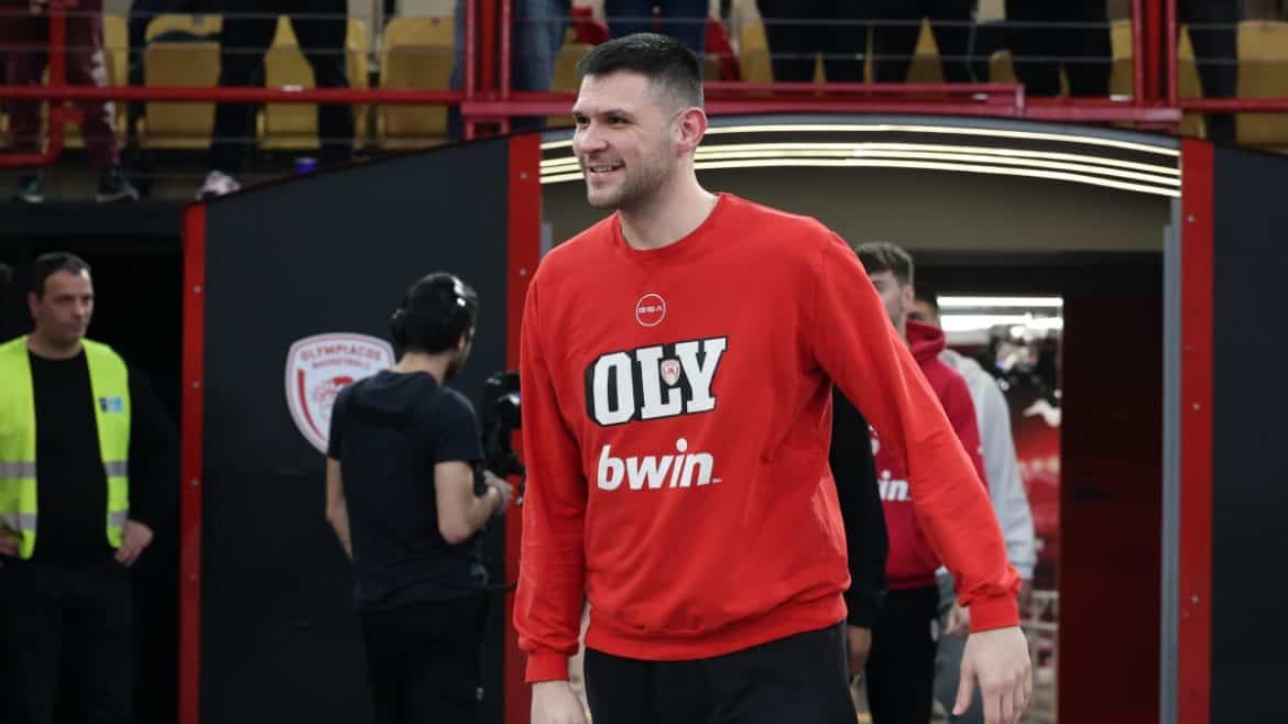 Αθλητική προπόνηση Ολυμπιακού με Παπανικολάου και Νιλικίνα, ενόψει των επερχόμενων αγώνων.