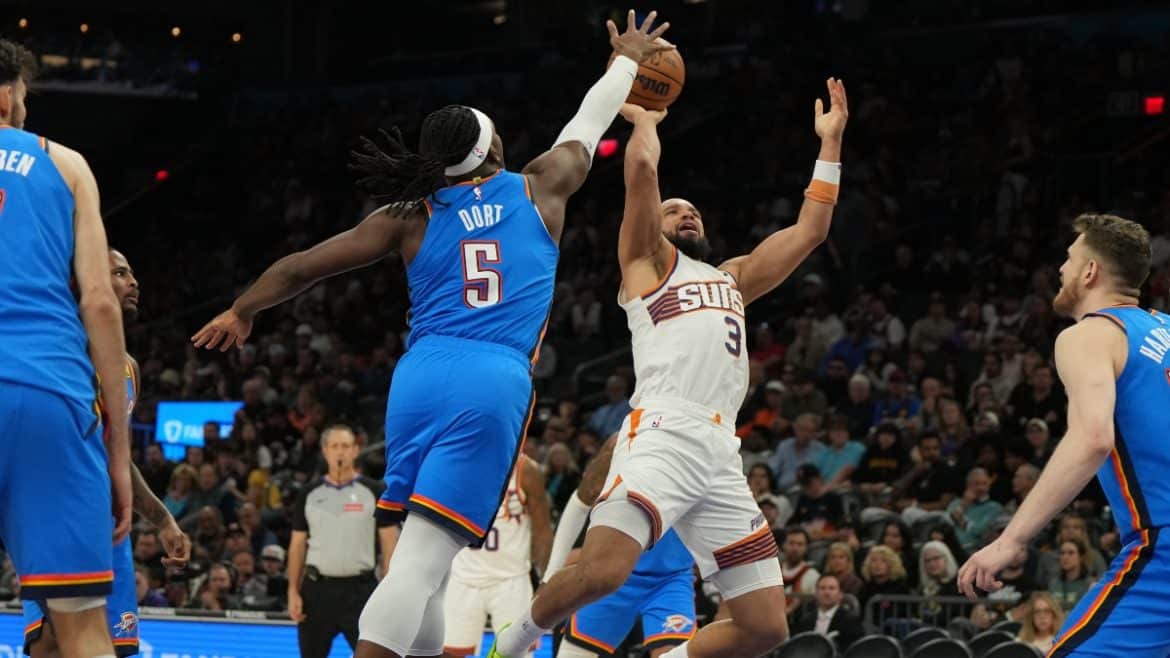 Ανδρική ομάδα μπάσκετ NBA σε αγώνα με ένταση και δυναμική παρουσία, με παίκτες σε δράση και κοινό στ.