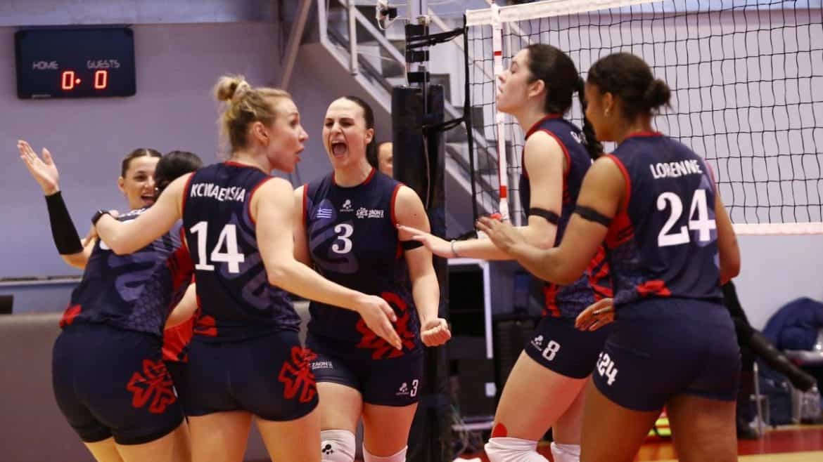 ΑΟ Θήρας πανηγυρίζει μετά τη νίκη επί ΖΑΟΝ στη Χαλκίδα.