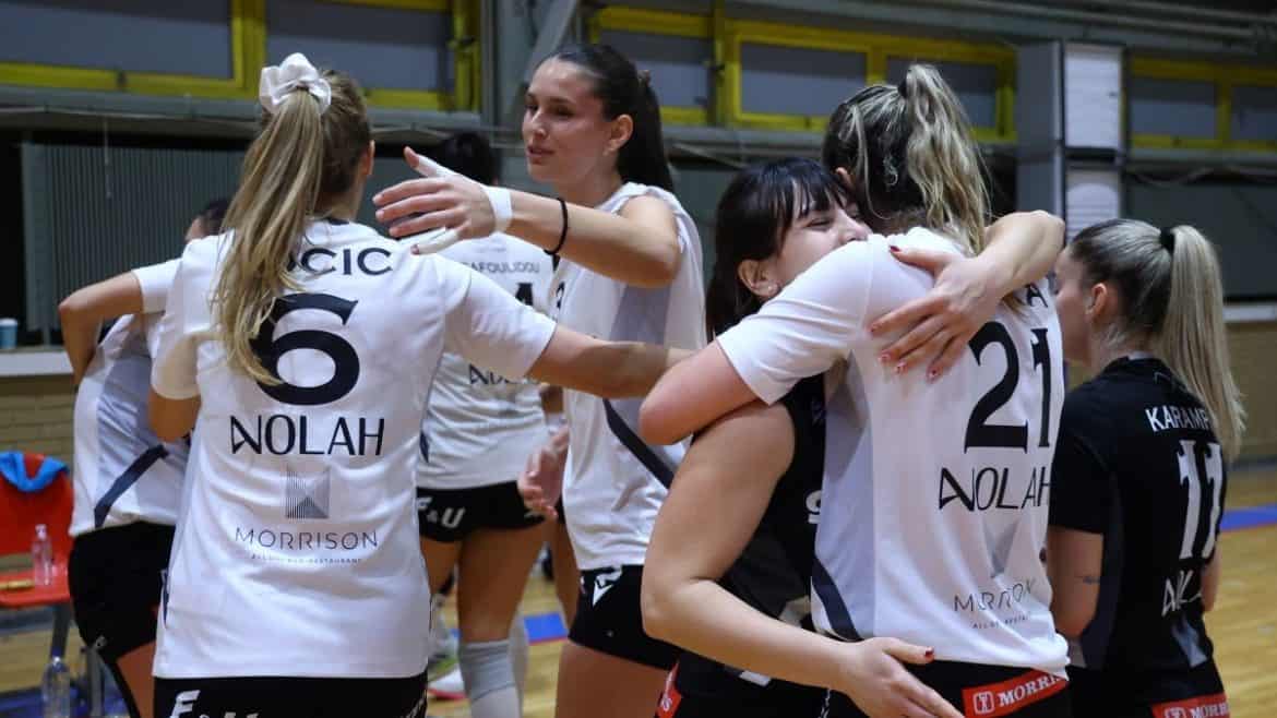 Αθλητικές στιγμές με παίκτριες να αγκαλιάζονται.